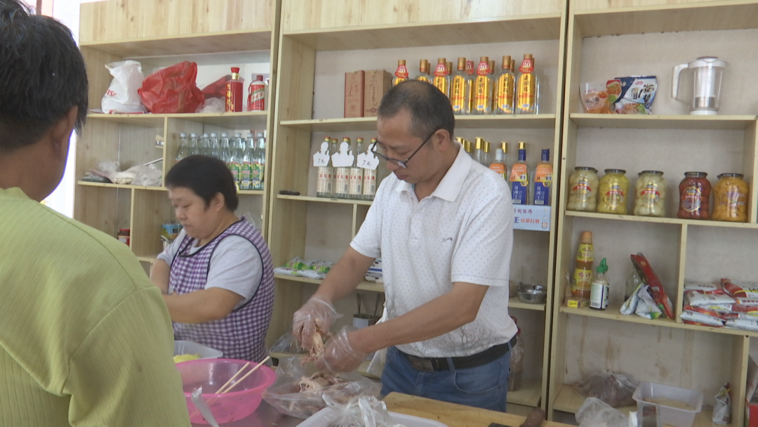 石家庄市鹿泉区：一碗热饺子，抚慰老人心_fororder_饺子1