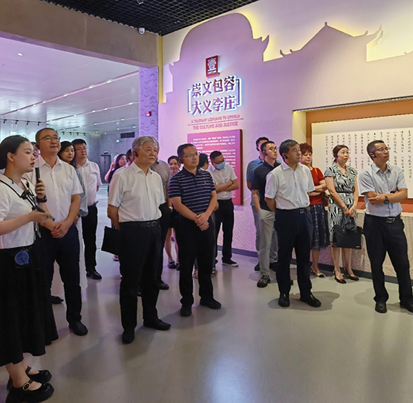 民盟中央专职副主席龙庄伟来宜开展“矢志不渝跟党走、携手奋进新时代”政治交接主题教育现场活动_fororder_考察调研李庄镇中国民主同盟传统教育基地--樊永红-摄