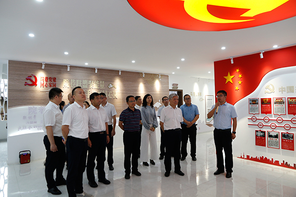 民盟中央专职副主席龙庄伟来宜开展“矢志不渝跟党走、携手奋进新时代”政治交接主题教育现场活动_fororder_调研南溪区“同心家园”--李德胜--摄