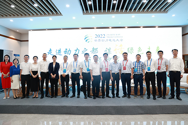 “走进动力之都·谋话绿色未来”主题沙龙活动成功举办_fororder_合影留念