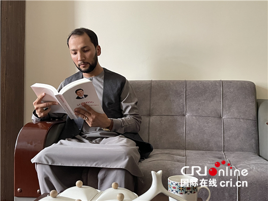 （他们让世界读懂中国）《习近平谈治国理政》达利文版译者：这部著作为全世界共同发展提供中国方案_fororder___172.100.100.3_temp_9500031_1_9500031_1_1_f335945e-5a09-4ef3-80d1-ebd99d8cf907