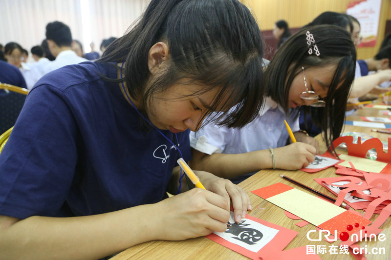 【河南原创】郑州中学传统文化“圈粉” 日本学生