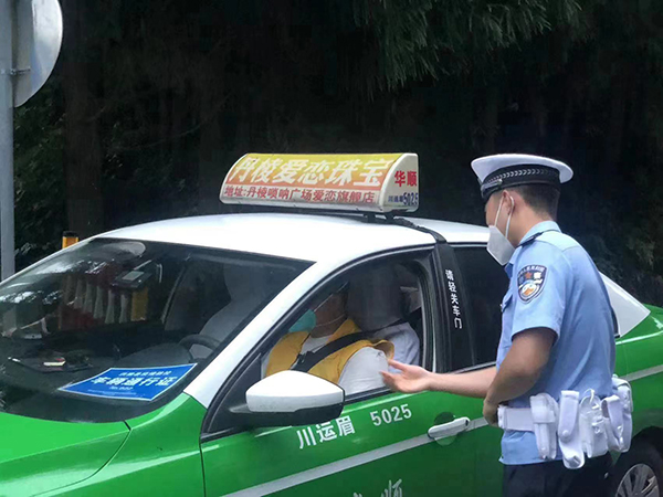 直击疫情防控现场｜眉山公安：逆流而上 战“疫”一线_fororder_眉山公安民警正在检查过往车辆-供图-眉山市公安局（1）