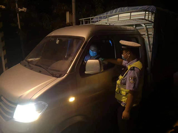 直击疫情防控现场｜眉山公安：逆流而上 战“疫”一线_fororder_眉山公安民警正在检查过往车辆-供图-眉山市公安局（2）