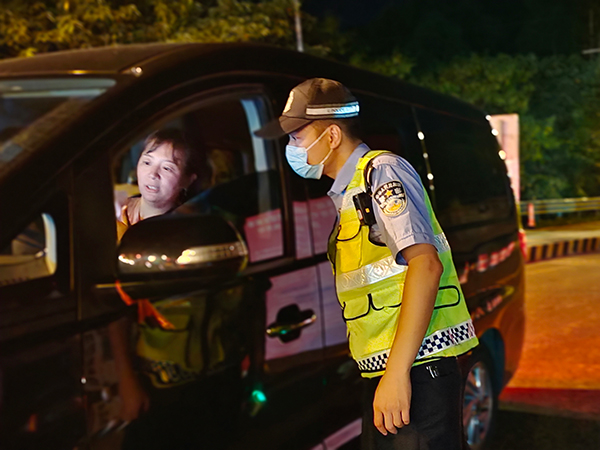 直击疫情防控现场｜眉山公安：逆流而上 战“疫”一线_fororder_眉山公安民警正在检查过往车辆-供图-眉山市公安局