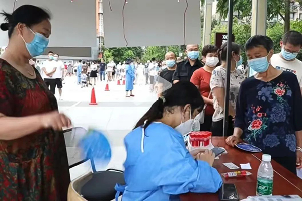 四川成都：记住每一张文明友善的新津面孔_fororder_热心市民为医护人员扇风-供图-成都市新津区委宣传部