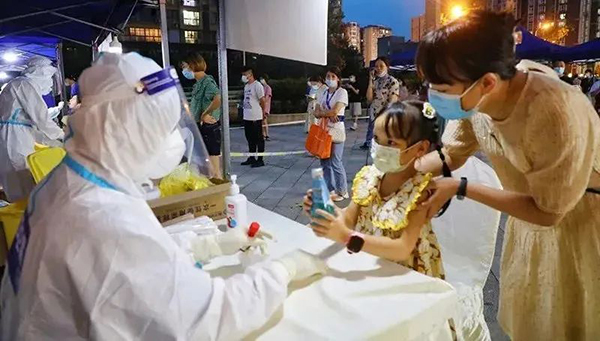 四川成都：记住每一张文明友善的新津面孔_fororder_小朋友给医护人员送饮料-供图-成都市新津区委宣传部