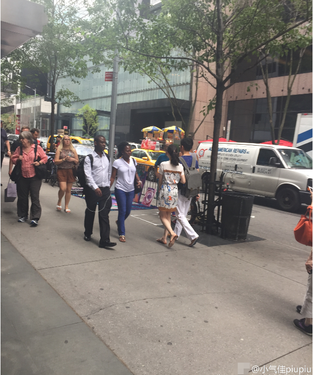 奶茶妹妹与刘强东现身纽约 挽手逛街十分甜蜜