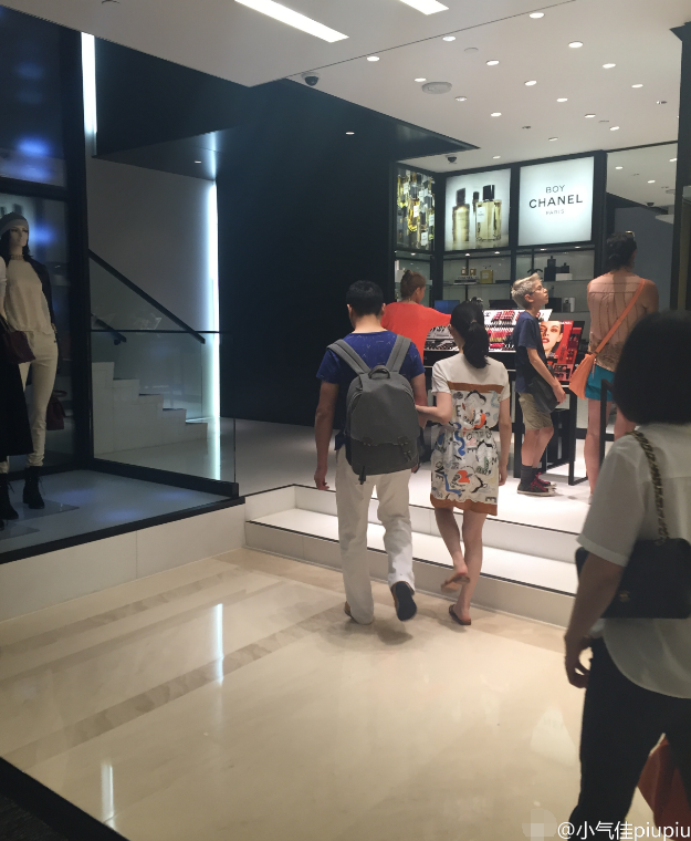 奶茶妹妹与刘强东现身纽约 挽手逛街十分甜蜜