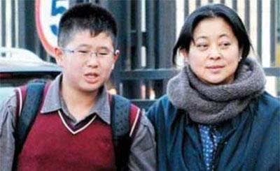 倪萍夫妇被曝移民美国 与儿子合照曝光