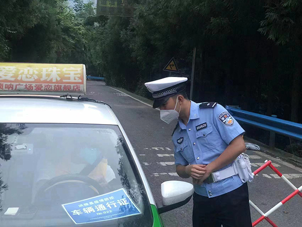 直击疫情防控现场｜眉山公安：逆流而上 战“疫”一线_fororder_眉山公安民警正在检查过往车辆-供图-眉山市公安局（3）