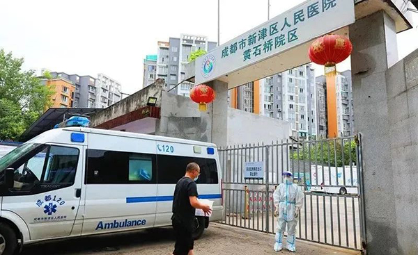 四川成都：记住每一张文明友善的新津面孔_fororder_热心商家送来冰块-供图-成都市新津区委宣传部