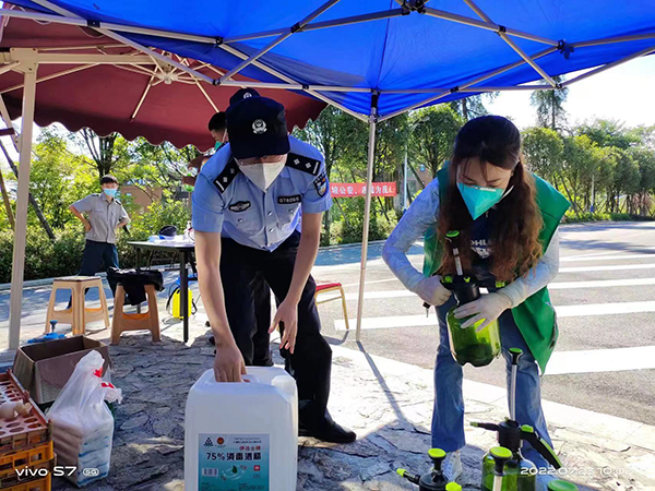 直击疫情防控现场｜上阵父女兵 并肩战疫情_fororder_孔畅（右一）正在和“战友”做消毒准备--受访者供图