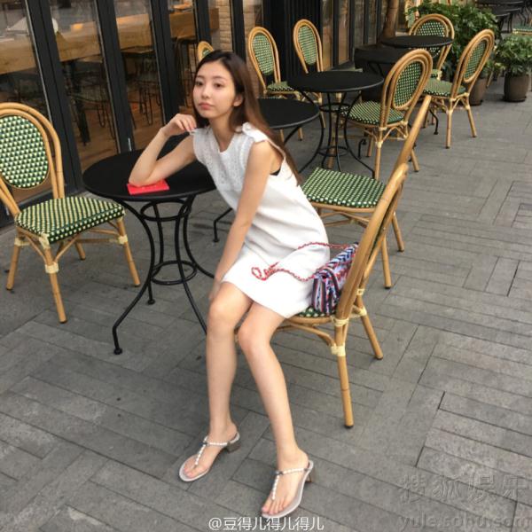 搜狐娱乐讯 近日,思聪最新网红女友豆得儿自曝一组丑照,网友评论一