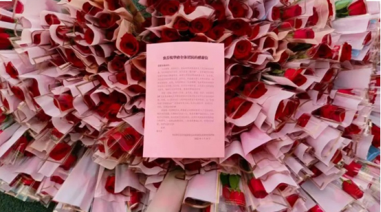 成都龙泉驿区：每人一朵玫瑰花 封控小区居民收到温馨“礼物”_fororder_未标题-1