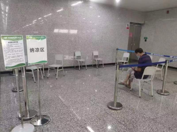 【原创】重庆轨道交通执法有温度 轨道站内为民众设置纳凉区_fororder_图片9(1)