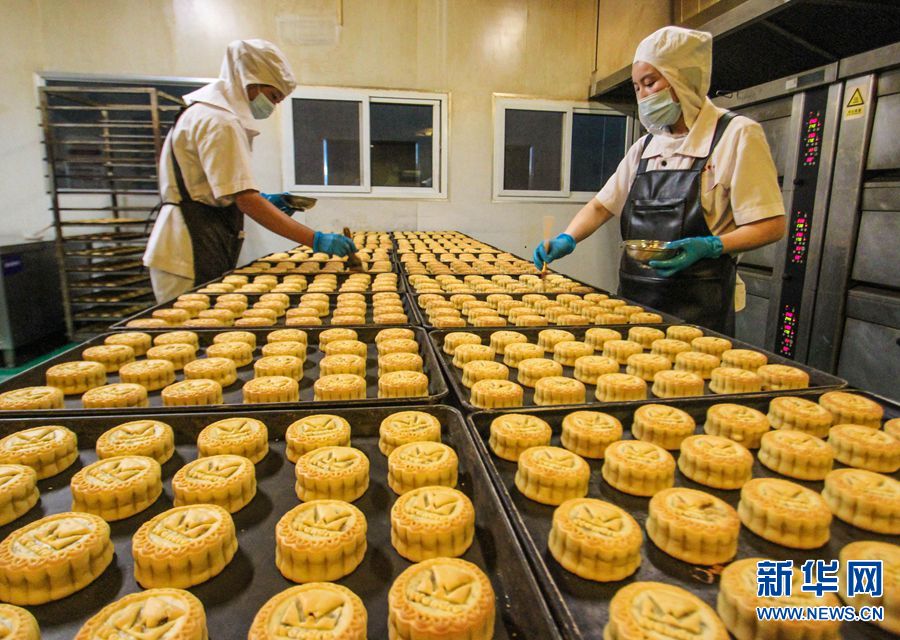 河南南阳：中秋将至 传统月饼生产忙
