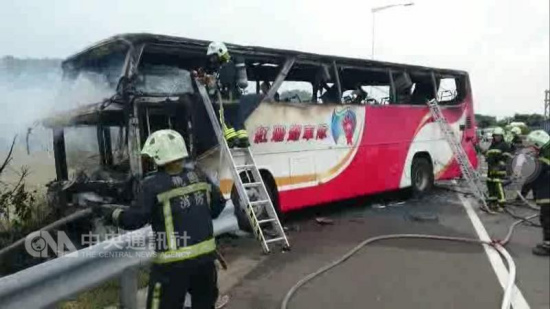 臺遊覽車起火致26人罹難 目擊者：撞擊前曾搖晃