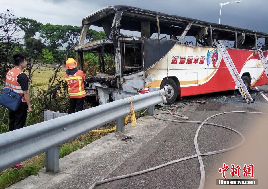 臺(tái)灣陸客團(tuán)大巴起火26人遇難 清理工作進(jìn)行中