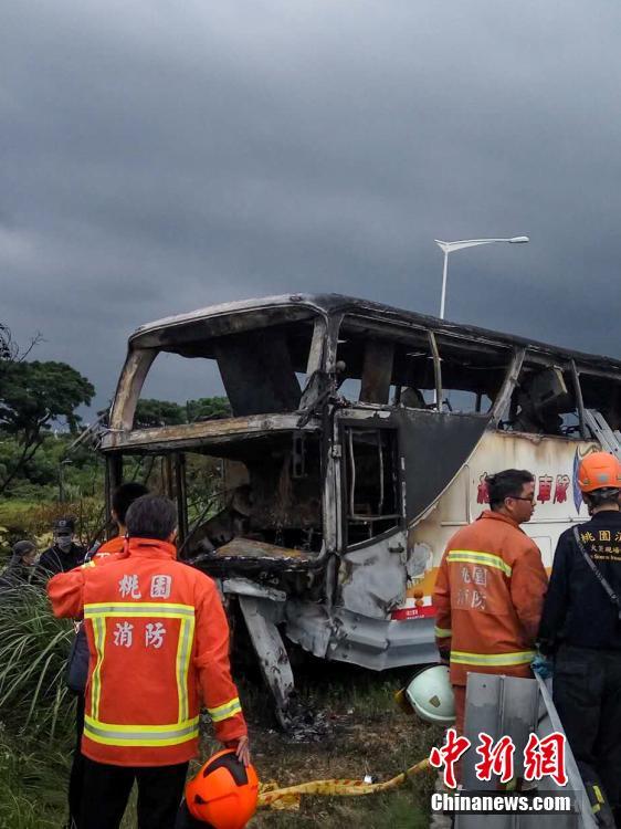 臺(tái)灣陸客團(tuán)大巴起火26人遇難 清理工作進(jìn)行中