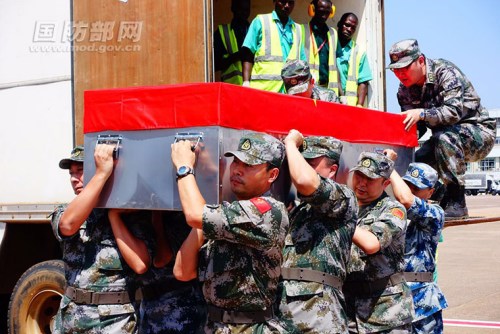 李磊、楊樹朋烈士遺體搭載中國軍隊工作組飛機回國