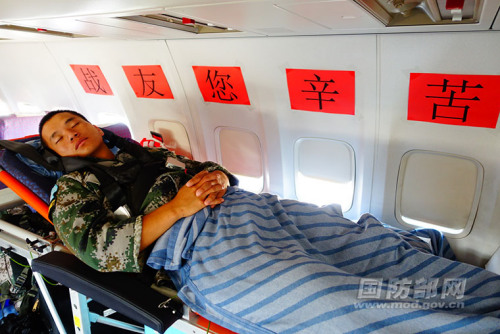 李磊、杨树朋烈士遗体搭载中国军队工作组飞机回国