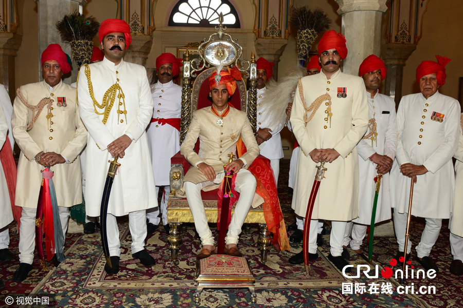 印度斋普尔王公穿传统服饰举行成人礼(组图)