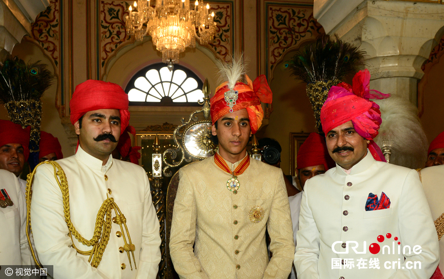 印度斋普尔王公穿传统服饰举行成人礼组图