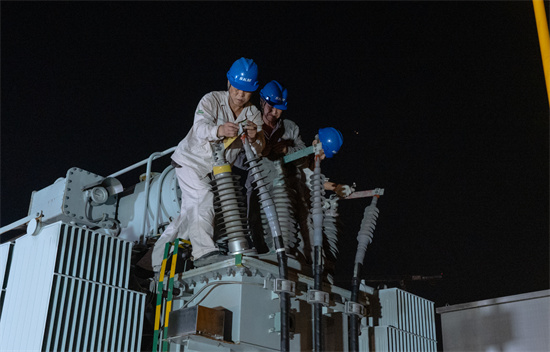 50度高溫的變電站房裏  蘇州供電人堅守28個小時_fororder_圖片13