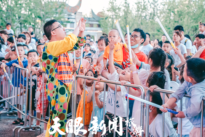 天河潭奇幻黔城烟花光影水秀活动将持续到8月底