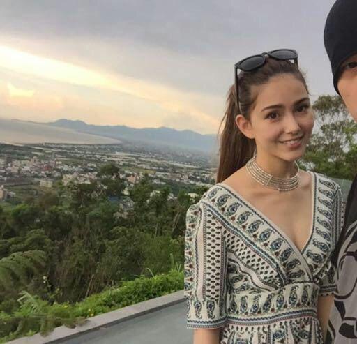 昆凌罕见秀出事业线,一旁的周杰伦简直没眼看