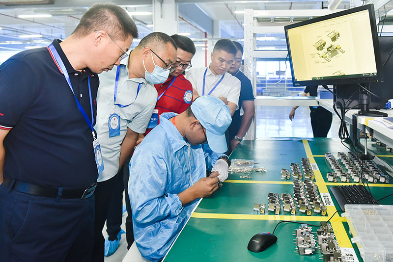 工信部中小企业经营管理领军人才集成电路产业及应用高级研修班在内江开班_fororder_参观生产车间-摄影-黄正华