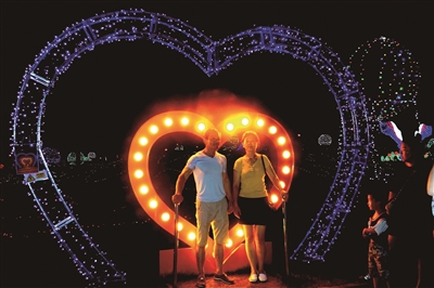 扬州国际艺术灯光节上演了首场浪漫烟花秀