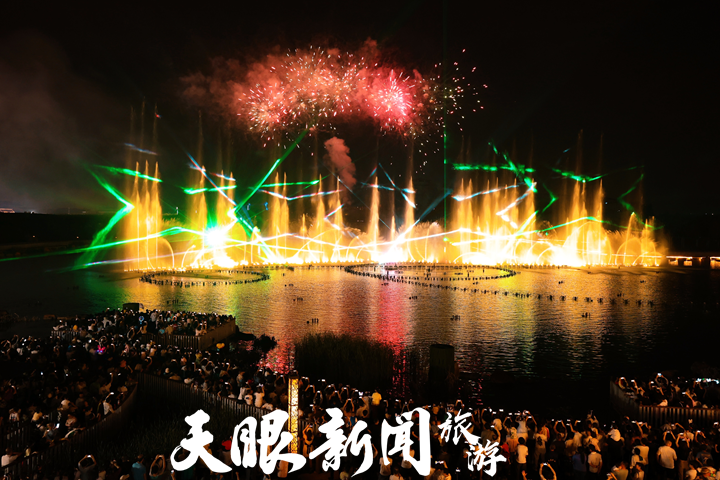 天河潭奇幻黔城烟花光影水秀活动将持续到8月底