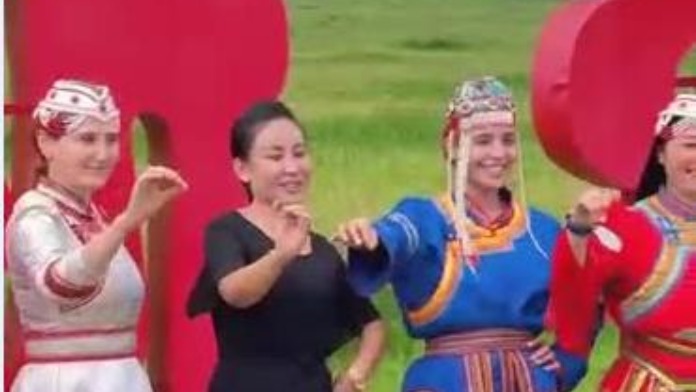 【视频】外国网红博主跳起独具特色的蒙古舞