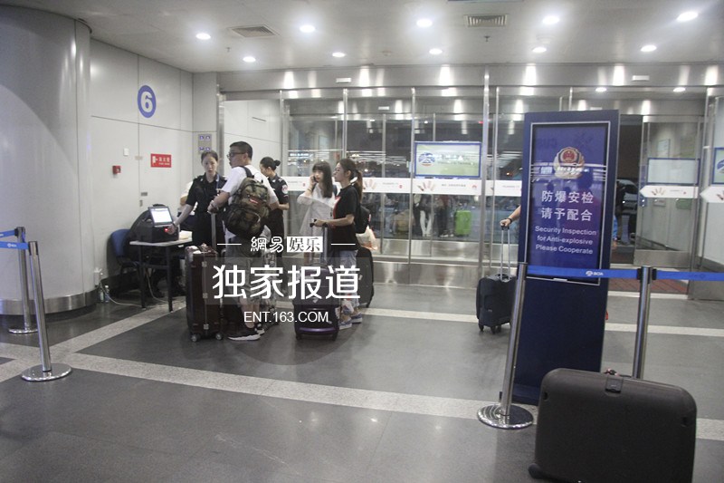 张靓颖与冯轲着情侣装现身机场