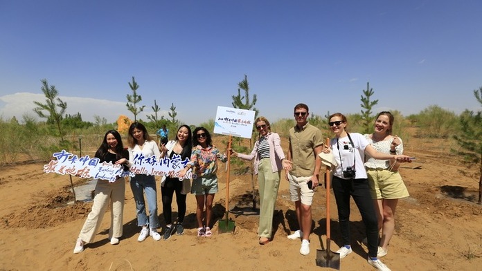 【2022打卡中国】绿化沙漠一起来 外国网红在库布其沙漠参加植树活动（视频）