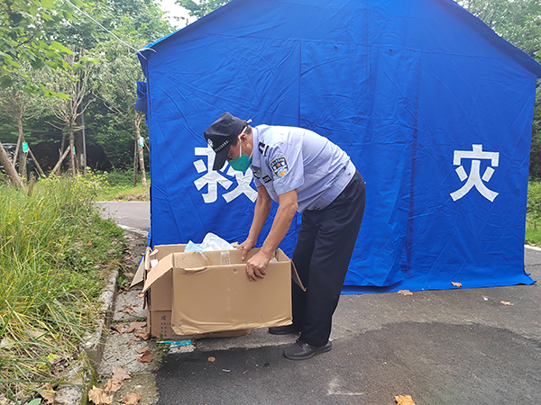 眉山青神民警潘华利：壮士暮年警心不老 战斗“疫”线彰显榜样的力量_fororder_潘华利坚守“抗疫”一线-供图-青神县公安局（1）