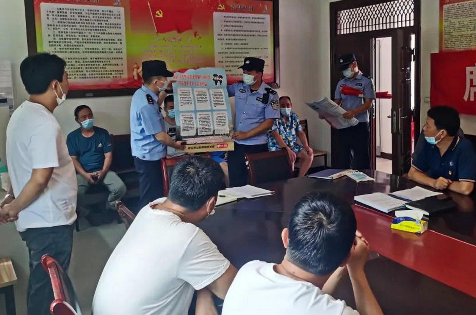 灞橋民警走村串巷宣傳反養老詐騙等知識 用行動守護群眾的財産安全_fororder_微信圖片_20220727170240