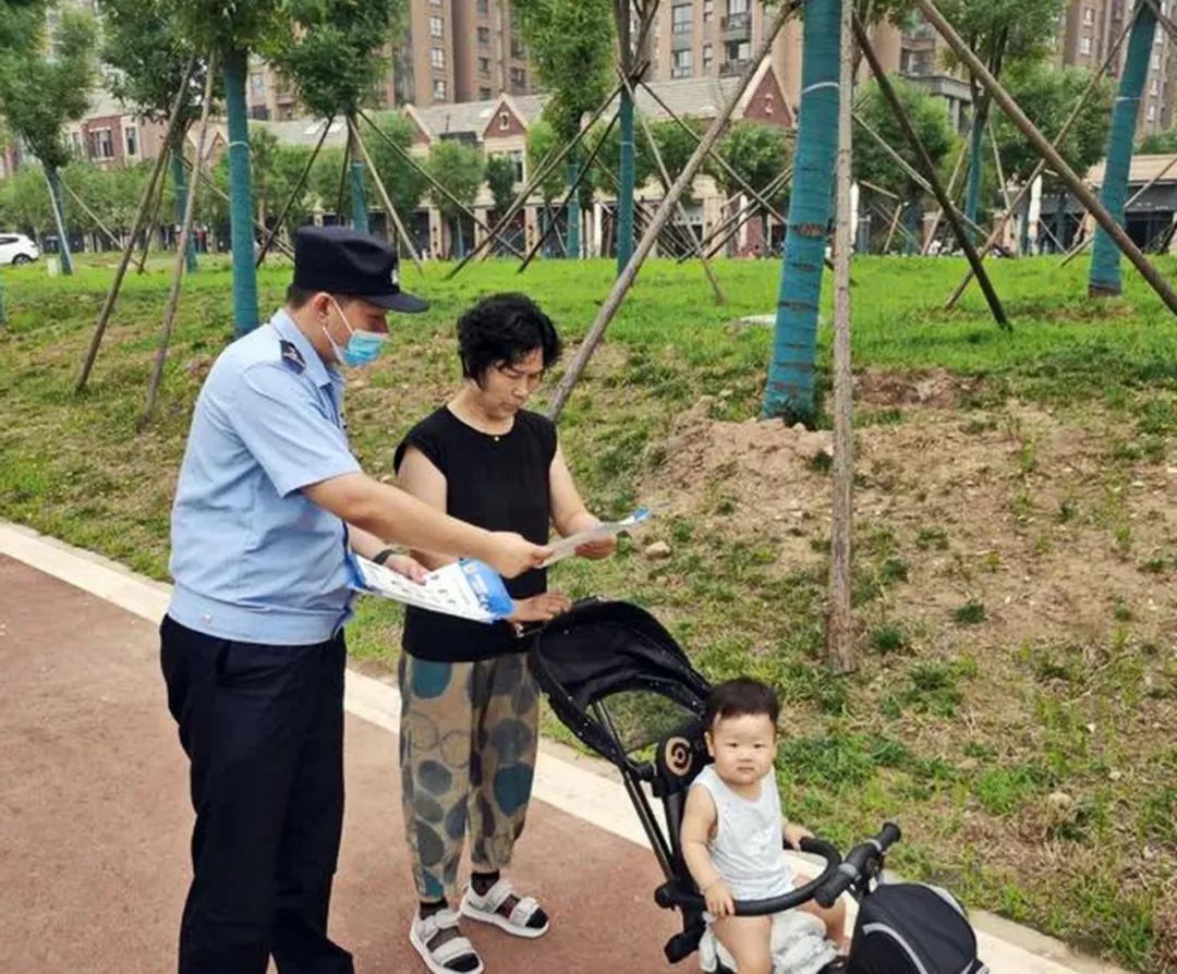 灞橋民警走村串巷宣傳反養老詐騙等知識 用行動守護群眾的財産安全_fororder_微信圖片_20220727170703