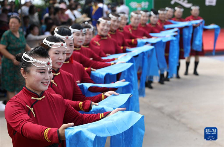 阜新：查干哈达村民共庆“睦邻节”_fororder_阜新1