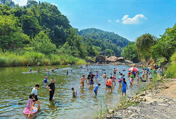 自贡荣县：避暑打卡胜地 小井沟水库下游牌坊石“火”了_fororder_2游客避暑现场
