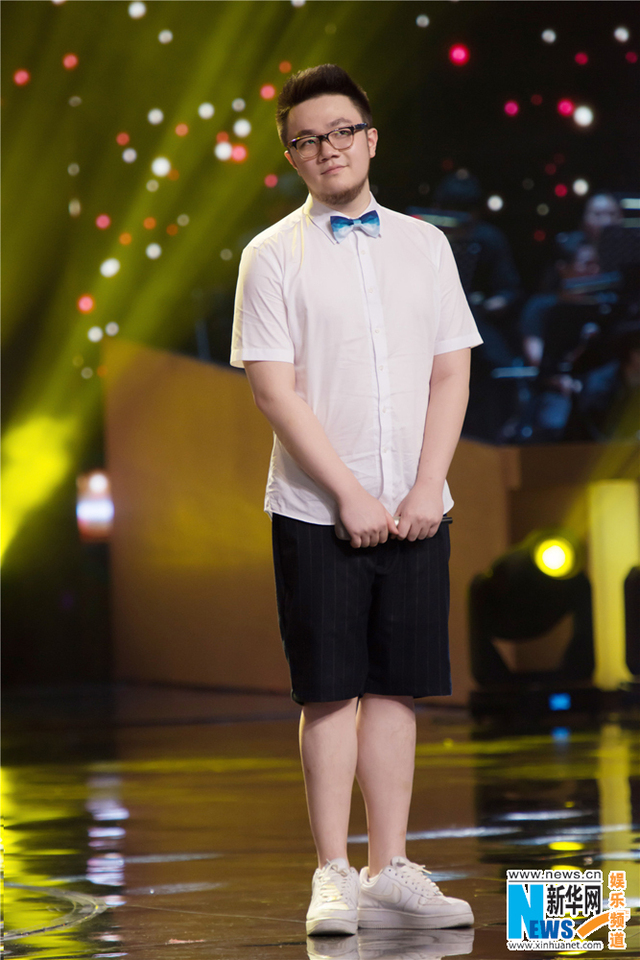 跨界歌王巴图燃海军魂军港之夜献唱宋丹丹