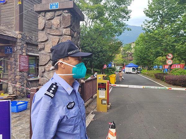 眉山青神民警潘华利：壮士暮年警心不老 战斗“疫”线彰显榜样的力量_fororder_潘华利坚守“抗疫”一线-供图-青神县公安局