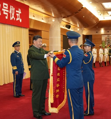 中央軍委舉行頒授“八一勳章”和榮譽稱號儀式 習近平向“八一勳章”獲得者頒授勳章和證書 向獲得榮譽稱號的單位頒授榮譽獎旗