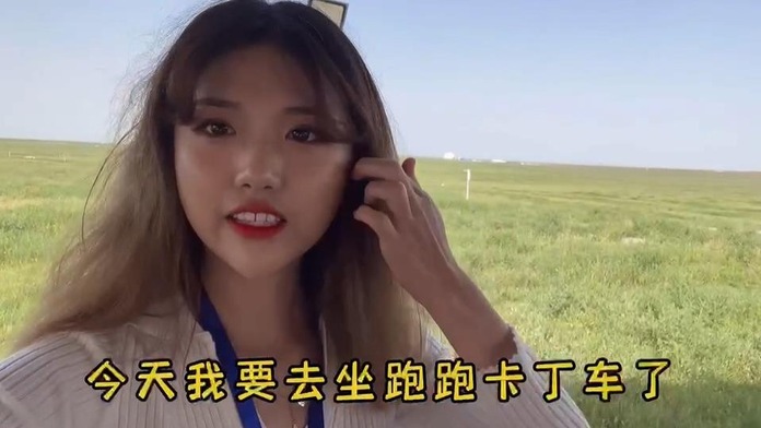 【2022打卡中国】韩国视频博主郑智恩在内蒙古库布齐沙漠体验卡丁车 惊险又刺激（视频）