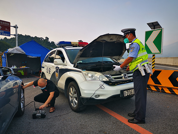 直击疫情防控现场｜特殊的“伙伴“——警车_fororder_公安民警和他们特殊的“伙伴”——警车-供图-眉山市公安局（2）