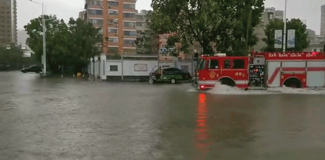 ​“黑格比”登陆浙江乐清 市区内涝严重 洼处积水达1米