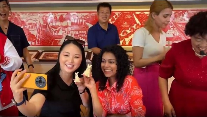 外国网红跟着非遗传承人学习捏面人 （视频）