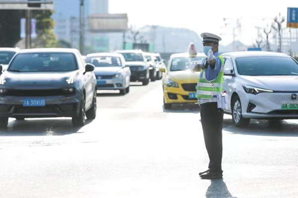 鏖战酷暑 重庆渝北交巡警高温下守护群众平安出行_fororder_图片1